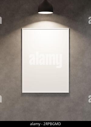 Leerer leerer Rahmen, der mit Punktlicht an der Wand hängt Stockfoto