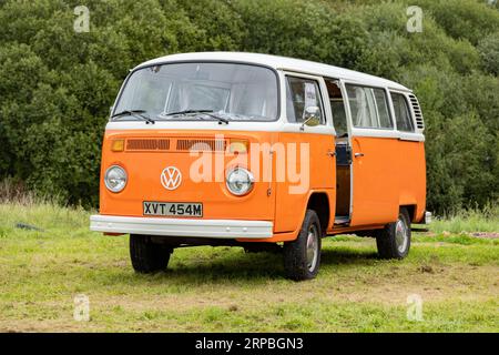 Newcastle-under-Lyme, Staffordshire-vereinigtes Königreich April, 14. April 2022 Klassischer orange-weißer Typ-2-Volkswagen Camper Van Stockfoto