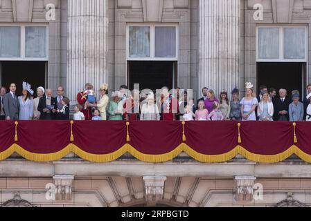 (190608) -- LONDON, 8. Juni 2019 -- die britische Königin Elizabeth II. (C) und ihre Familienmitglieder werden auf dem Balkon des Buckingham Palace während der Trooping the Colour Zeremonie zu ihrem 93. Geburtstag in London, Großbritannien, am 8. Juni 2019 gesehen. Königin Elizabeth feierte ihren offiziellen 93. Geburtstag am Samstag in London, mit einem Familientreffen auf dem Balkon im Buckingham Palace. GROSSBRITANNIEN-LONDON-QUEEN-93. GEBURTSTAGSFEIER RAYXTANG PUBLICATIONXNOTXINXCHN Stockfoto