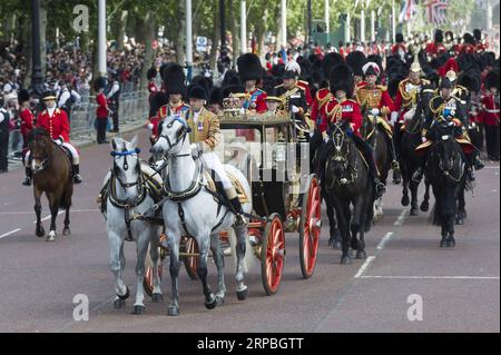 (190608) -- LONDON, 8. Juni 2019 -- die britische Königin Elizabeth II. Kommt während der Trooping the Colour Zeremonie zum 93. Geburtstag in London, Großbritannien, am 8. Juni 2019 nach Buckingham Palace zurück. Königin Elizabeth feierte ihren offiziellen 93. Geburtstag am Samstag in London, mit einem Familientreffen auf dem Balkon im Buckingham Palace. GROSSBRITANNIEN-LONDON-QUEEN-93. GEBURTSTAGSFEIER RAYXTANG PUBLICATIONXNOTXINXCHN Stockfoto