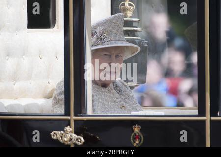 (190608) -- LONDON, 8. Juni 2019 -- die britische Königin Elizabeth II. Verlässt den Buckingham Palace während der Trooping the Colour Zeremonie, um ihren 93. Geburtstag in London am 8. Juni 2019 zu feiern. Königin Elizabeth feierte ihren offiziellen 93. Geburtstag am Samstag in London, mit einem Familientreffen auf dem Balkon im Buckingham Palace. GROSSBRITANNIEN-LONDON-QUEEN-93. GEBURTSTAGSFEIER RAYXTANG PUBLICATIONXNOTXINXCHN Stockfoto