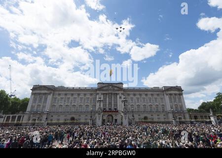 (190608) -- LONDON, 8. Juni 2019 -- Menschen versammeln sich vor dem Buckingham Palace während der Trooping the Colour Zeremonie anlässlich des 93. Geburtstages von Königin Elizabeth II. In London, Großbritannien, am 8. Juni 2019. Königin Elizabeth feierte ihren offiziellen 93. Geburtstag am Samstag in London, mit einem Familientreffen auf dem Balkon im Buckingham Palace. GROSSBRITANNIEN-LONDON-QUEEN-93. GEBURTSTAGSFEIER RAYXTANG PUBLICATIONXNOTXINXCHN Stockfoto