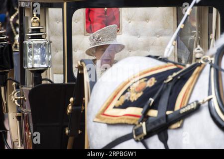 (190608) -- LONDON, 8. Juni 2019 -- die britische Königin Elizabeth II. Verlässt den Buckingham Palace während der Trooping the Colour Zeremonie, um ihren 93. Geburtstag in London am 8. Juni 2019 zu feiern. Königin Elizabeth feierte ihren offiziellen 93. Geburtstag am Samstag in London, mit einem Familientreffen auf dem Balkon im Buckingham Palace. GROSSBRITANNIEN-LONDON-QUEEN-93. GEBURTSTAGSFEIER RAYXTANG PUBLICATIONXNOTXINXCHN Stockfoto