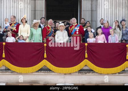 (190608) -- LONDON, 8. Juni 2019 -- die britische Königin Elizabeth II. (C) und ihre Familienmitglieder werden auf dem Balkon des Buckingham Palace während der Trooping the Colour Zeremonie zu ihrem 93. Geburtstag in London, Großbritannien, am 8. Juni 2019 gesehen. Königin Elizabeth feierte ihren offiziellen 93. Geburtstag am Samstag in London, mit einem Familientreffen auf dem Balkon im Buckingham Palace. GROSSBRITANNIEN-LONDON-QUEEN-93. GEBURTSTAGSFEIER RAYXTANG PUBLICATIONXNOTXINXCHN Stockfoto