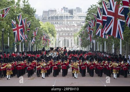 (190609) -- PEKING, 9. Juni 2019 -- Soldaten marschieren während der Trooping the Colour Zeremonie durch die Mall, um den 93. Geburtstag von Königin Elizabeth II. In London, Großbritannien, 8. Juni 2019, zu feiern. Königin Elizabeth feierte ihren offiziellen 93. Geburtstag am Samstag in London mit einem Familientreffen auf dem Balkon des Buckingham Palace. XINHUA FOTOS DES TAGES RayxTang PUBLICATIONxNOTxINxCHN Stockfoto
