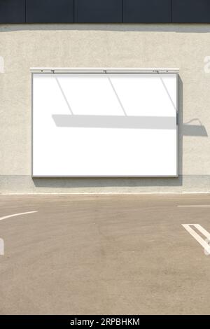 Billboard-Mockup. Leeres Werbeplakat im Rahmen an der Außenwand des Gebäudes mit Schatteneffekt. Keine Personen. Vertikales Bild. Stockfoto