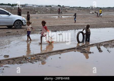 (190609) -- ADEN (JEMEN), 9. Juni 2019 -- vertriebene Kinder spielen am 9. Juni 2019 in einer überfluteten Straße in der Nähe ihres Vernichtungslagers am Stadtrand von Aden, Jemen. Starke Regenfälle und Überschwemmungen trafen am Sonntag mehrere Teile der südlichen und östlichen Provinzen des Jemen, wobei mindestens drei Menschen starben und mehrere andere verletzt wurden, sagten lokale Sicherheitsquellen. Tausende der Binnenvertriebenen Jemeniten, die auf den Außenbezirken von Aden basieren, litten am meisten unter den starken Regenfällen, die ihre provisorischen Wohnstätten beschädigten. ) JEMEN-ADEN-VERTRIEBENE MENSCHEN-SCHWERER REGEN MURADXABDO PUBLICATIONXNOTXINXCHN Stockfoto