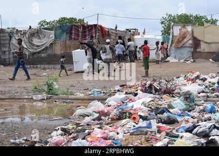 (190609) -- ADEN (JEMEN), 9. Juni 2019 -- Vertriebene gehen am 9. Juni 2019 an einer Müllhalde in der Nähe ihres Vernichtungslagers am Stadtrand von Aden, Jemen, vorbei. Starke Regenfälle und Überschwemmungen trafen am Sonntag mehrere Teile der südlichen und östlichen Provinzen des Jemen, wobei mindestens drei Menschen starben und mehrere andere verletzt wurden, sagten lokale Sicherheitsquellen. Tausende der Binnenvertriebenen Jemeniten, die auf den Außenbezirken von Aden basieren, litten am meisten unter den starken Regenfällen, die ihre provisorischen Wohnstätten beschädigten. ) JEMEN-ADEN-VERTRIEBENE MENSCHEN-SCHWERER REGEN MURADXABDO PUBLICATIONXNOTXINXCHN Stockfoto