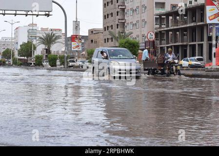 (190609) -- ADEN (JEMEN), 9. Juni 2019 -- Fahrzeuge fahren am 9. Juni 2019 durch eine überflutete Straße in der südlichen Hafenstadt Aden (Jemen). Mindestens drei Menschen starben im Jemen nach schweren Regenfällen und Überschwemmungen, die am Sonntag mehrere Teile der südlichen und östlichen Provinzen des Landes heimsuchten. JEMEN-ADEN-SCHWERER REGEN MuradxAbdo PUBLICATIONxNOTxINxCHN Stockfoto