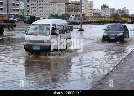 (190609) -- ADEN (JEMEN), 9. Juni 2019 -- Fahrzeuge fahren am 9. Juni 2019 durch eine überflutete Straße in der südlichen Hafenstadt Aden (Jemen). Mindestens drei Menschen starben im Jemen nach schweren Regenfällen und Überschwemmungen, die am Sonntag mehrere Teile der südlichen und östlichen Provinzen des Landes heimsuchten. JEMEN-ADEN-SCHWERER REGEN MuradxAbdo PUBLICATIONxNOTxINxCHN Stockfoto