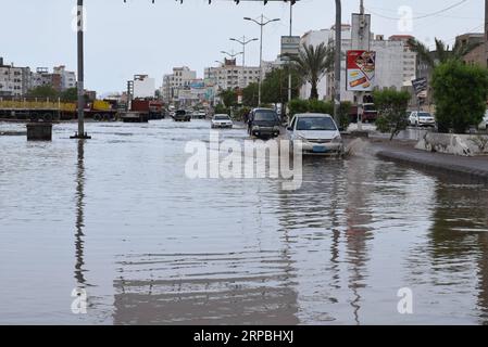 (190609) -- ADEN (JEMEN), 9. Juni 2019 -- Fahrzeuge fahren am 9. Juni 2019 durch eine überflutete Straße in der südlichen Hafenstadt Aden (Jemen). Mindestens drei Menschen starben im Jemen nach schweren Regenfällen und Überschwemmungen, die am Sonntag mehrere Teile der südlichen und östlichen Provinzen des Landes heimsuchten. JEMEN-ADEN-SCHWERER REGEN MuradxAbdo PUBLICATIONxNOTxINxCHN Stockfoto