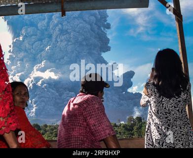 (190609) -- NORD-SUMATRA (INDONESIEN), 9. Juni 2019 -- Menschen beobachten, wie der Berg Sinabung dicke Asche in Karo, Nord-Sumatra, Indonesien, spuckt, 9. Juni 2019. Eine dicke Aschesäule wurde am Sonntag vom Krater des Mount Sinabung auf der Sumatra-Insel im Westen Indonesiens in den Himmel geschossen, sagte die nationale Vulkanologiebehörde des Landes. INDONESIEN-NORD-SUMATRA-MOUNT SINABUNG-ERUPTION ANTOXSEMBIRING PUBLICATIONXNOTXINXCHN Stockfoto