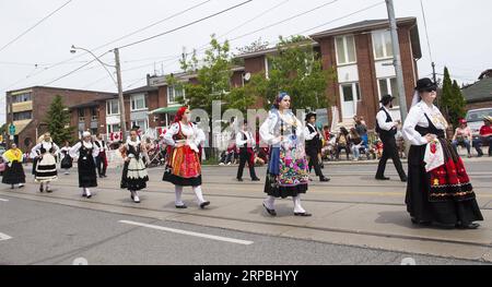 (190609) -- TORONTO, 9. Juni 2019 (Xinhua) -- Feiernden nehmen an der Portugal Day Parade 2019 in Toronto, Kanada, 9. Juni 2019 Teil. Als eines der größten Straßenfeste in Toronto fand hier am Sonntag die jährliche Portugal Day Parade statt. (Xinhua/Zou Zheng) CANADA-TORONTO-PORTUGAL DAY PARADE PUBLICATIONxNOTxINxCHN Stockfoto