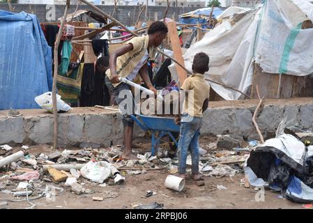 (190609) -- ADEN (JEMEN), 9. Juni 2019 -- vertriebene Kinder reparieren ihre Zelte nach schweren Regenfällen am Stadtrand von Aden, Jemen, am 9. Juni 2019. Starke Regenfälle und Überschwemmungen trafen am Sonntag mehrere Teile der südlichen und östlichen Provinzen des Jemen, wobei mindestens drei Menschen starben und mehrere andere verletzt wurden, sagten lokale Sicherheitsquellen. Tausende der Binnenvertriebenen Jemeniten, die auf den Außenbezirken von Aden basieren, litten am meisten unter den starken Regenfällen, die ihre provisorischen Wohnstätten beschädigten. ) JEMEN-ADEN-VERTRIEBENE MENSCHEN-SCHWERER REGEN MURADXABDO PUBLICATIONXNOTXINXCHN Stockfoto