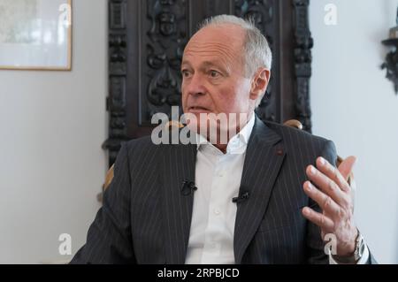 (190610) -- BUDAPEST, 10. Juni 2019 -- der ehemalige ungarische Premierminister Peter Medgyessy spricht während eines Interviews mit Xinhua in Budapest, Ungarn, 5. Juni 2019. Der ehemalige ungarische Premierminister Peter Medgyessy hat vor den negativen Auswirkungen des Handelskonflikts zwischen den USA und China gewarnt und erklärt, es sei eine sehr schlechte Sache für alle. Der Konflikt sei das Ergebnis der wachsenden Eifersucht der USA auf Chinas Entwicklung, sagte er in einem Interview mit Xinhua. ) UNGARN-BUDAPEST-EHEMALIGER Premierminister-INTERVIEW AttilaxVolgyi PUBLICATIONxNOTxINxCHN Stockfoto