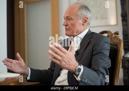 (190610) -- BUDAPEST, 10. Juni 2019 -- der ehemalige ungarische Premierminister Peter Medgyessy spricht während eines Interviews mit Xinhua in Budapest, Ungarn, 5. Juni 2019. Der ehemalige ungarische Premierminister Peter Medgyessy hat vor den negativen Auswirkungen des Handelskonflikts zwischen den USA und China gewarnt und erklärt, es sei eine sehr schlechte Sache für alle. Der Konflikt sei das Ergebnis der wachsenden Eifersucht der USA auf Chinas Entwicklung, sagte er in einem Interview mit Xinhua. ) UNGARN-BUDAPEST-EHEMALIGER Premierminister-INTERVIEW AttilaxVolgyi PUBLICATIONxNOTxINxCHN Stockfoto