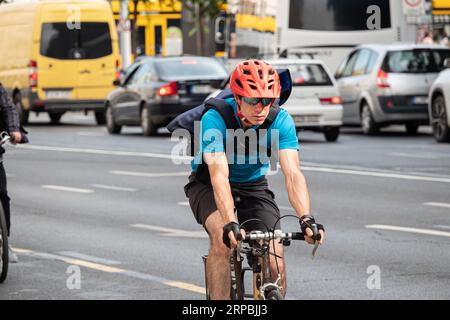 Person mit einem Fahrrad durch die Straßen von Budapest. Stockfoto