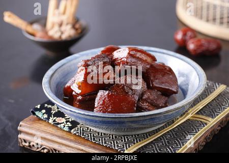 (190610) -- LOS ANGELES, 10. Juni 2019 -- das undatierte Foto zeigt Na s geschmorten Schweinebauch in Temple City, Los Angeles, USA. In Los Angeles machte diese Woche Schlagzeilen mit der Ankündigung, dass es vom berühmten Michelin Restaurant Guide mit einem begehrten Michelin-Stern ausgezeichnet wurde. Diese Sonderwertung brach Michelins 10-jährige Abwesenheit von Los Angeles und machte das einzige chinesische Restaurant in Südkalifornien so geehrt. ) US-LOS ANGELES-CHINESISCHE KÜCHE- BistroxNa s PUBLICATIONxNOTxINxCHN Stockfoto