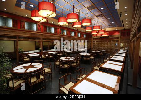 (190610) -- LOS ANGELES, 10. Juni 2019 (Xinhua) -- Foto aufgenommen am 7. Juni 2019 zeigt die Innenansicht von Bistro Na s in Temple City, Los Angeles, USA. Das Bistro Na s in Los Angeles sorgte diese Woche für Schlagzeilen mit der Ankündigung, dass es vom berühmten Michelin Restaurant Guide mit einem begehrten Michelin-Stern ausgezeichnet wurde. Diese Sonderwertung brach Michelins 10-jährige Abwesenheit von Los Angeles und machte Bistro Na zum einzigen chinesischen Restaurant in Südkalifornien, das so geehrt wurde. (Xinhua/Li Ying) U.S.-LOS ANGELES-CHINESE CUISINE-BISTRO NA S PUBLICATIONxNOTxINxCHN Stockfoto