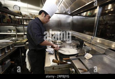 (190610) -- LOS ANGELES, 10. Juni 2019 (Xinhua) -- Ein Koch arbeitet in der Küche von Bistro Na s in Temple City, Los Angeles, USA, am 7. Juni 2019. Das Bistro Na s in Los Angeles sorgte diese Woche für Schlagzeilen mit der Ankündigung, dass es vom berühmten Michelin Restaurant Guide mit einem begehrten Michelin-Stern ausgezeichnet wurde. Diese Sonderwertung brach Michelins 10-jährige Abwesenheit von Los Angeles und machte Bistro Na zum einzigen chinesischen Restaurant in Südkalifornien, das so geehrt wurde. (Xinhua/Li Ying) U.S.-LOS ANGELES-CHINESE CUISINE-BISTRO NA S PUBLICATIONxNOTxINxCHN Stockfoto