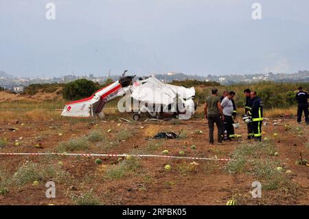 News Bilder des Tages (190611) -- ANTALYA, 11. Juni 2019 -- Rettungskräfte arbeiten am Unfallort, nachdem am 10. Juni 2019 ein Trainingsflugzeug in der Provinz Antalya, Südtürkei, abgestürzt war. Ein ziviles Trainingsflugzeug stürzte am Montag in der türkischen Südprovinz Antalya ab, tötete zwei und verletzte eine weitere, vom Staat betriebene Anadolu Agency. TÜRKEI-ANTALYA-FLUGZEUGABSTURZ Qinyanyang PUBLICATIONxNOTxINxCHN Stockfoto