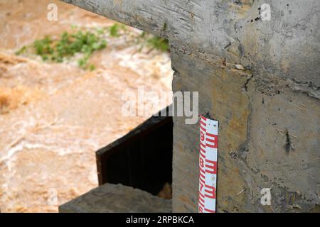 (190611) -- GANZHOU, 11. Juni 2019 (Xinhua) -- Foto vom 11. Juni 2019 zeigt eine Wassertiefe entlang des Flusses Taojiang im Landkreis Longnan in der ostchinesischen Provinz Jiangxi. Mehr als zwei Millionen Einwohner sind von sintflutartigen Regenfällen in der ostchinesischen Provinz Jiangxi betroffen, wobei 150.000 umgesiedelt wurden, sagten die lokalen Behörden am Dienstag. Ab Donnerstag hat starker Regen dazu geführt, dass neun Städte der Provinz von Überschwemmungen überflutet wurden, sagte das Notfallmanagement der Provinz Jiangxi. (Xinhua/Peng Zhaozhi) CHINA-JIANGXI-GANZHOU-FLOOD (CN) PUBLICATIONxNOTxINxCHN Stockfoto