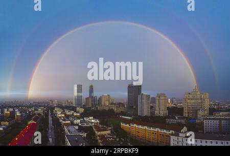 News Bilder des Tages (190611) -- CHANGCHUN, 11. Juni 2019 (Xinhua) -- ein am 11. Juni 2019 aufgenommenes Luftbild zeigt einen doppelten Regenbogenbogen durch die Stadt Changchun in der nordöstlichen chinesischen Provinz Jilin. Ein doppelter Regenbogen erhellte den Himmel über Changchun City, nachdem ein starker Regen die Stadt getroffen hatte. (Xinhua/Xu Chang) CHINA-JILIN-CHANGCHUN-RAINBOW (CN) PUBLICATIONxNOTxINxCHN Stockfoto