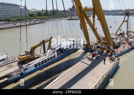 Nachrichten Themen der Woche KW24 190611 -- BUDAPEST, 11. Juni 2019 -- Foto vom 11. Juni 2019 zeigt das versunkene Touristenboot Hableany Mermaid, das an die Flussoberfläche in der Innenstadt von Budapest, Ungarn, gebracht wird. Die ungarischen Behörden brachten das Touristenboot Hableany Mermaid, das am 29. Mai versank, an die Oberfläche, wobei vier Opfer in dem Wrack gefangen gefunden wurden, wie offizielle Quellen hier am Dienstag mitteilten. UNGARN-BUDAPEST-BOOTSUNFALL AttilaxVolgyi PUBLICATIONxNOTxINxCHN Stockfoto