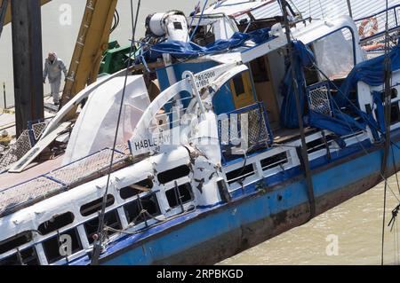 (190611) -- BUDAPEST, 11. Juni 2019 -- Foto vom 11. Juni 2019 zeigt das versunkene Touristenboot Hableany (Meerjungfrau), das auf die Flussoberfläche in der Innenstadt von Budapest, Ungarn, gebracht wird. Die ungarischen Behörden brachten das Touristenboot Hableany (Meerjungfrau), das am 29. Mai versank, an die Oberfläche, wobei vier Opfer im Wrack gefangen gefunden wurden, wie offizielle Quellen hier am Dienstag mitteilten. UNGARN-BUDAPEST-BOOTSUNFALL AttilaxVolgyi PUBLICATIONxNOTxINxCHN Stockfoto