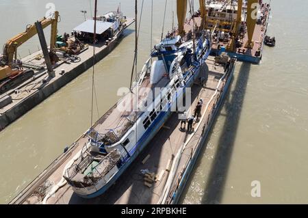 News Bilder des Tages (190611) -- BUDAPEST, 11. Juni 2019 -- Foto aufgenommen am 11. Juni 2019 zeigt das versunkene Touristenboot Hableany (Meerjungfrau), das an die Flussoberfläche in der Innenstadt von Budapest, Ungarn, gebracht wird. Die ungarischen Behörden brachten das Touristenboot Hableany (Meerjungfrau), das am 29. Mai versank, an die Oberfläche, wobei vier Opfer im Wrack gefangen gefunden wurden, wie offizielle Quellen hier am Dienstag mitteilten. UNGARN-BUDAPEST-BOOTSUNFALL AttilaxVolgyi PUBLICATIONxNOTxINxCHN Stockfoto