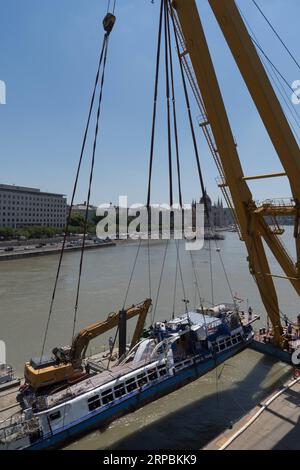 (190611) -- BUDAPEST, 11. Juni 2019 -- Foto vom 11. Juni 2019 zeigt das versunkene Touristenboot Hableany (Meerjungfrau), das auf die Flussoberfläche in der Innenstadt von Budapest, Ungarn, gebracht wird. Die ungarischen Behörden brachten das Touristenboot Hableany (Meerjungfrau), das am 29. Mai versank, an die Oberfläche, wobei vier Opfer im Wrack gefangen gefunden wurden, wie offizielle Quellen hier am Dienstag mitteilten. UNGARN-BUDAPEST-BOOTSUNFALL AttilaxVolgyi PUBLICATIONxNOTxINxCHN Stockfoto