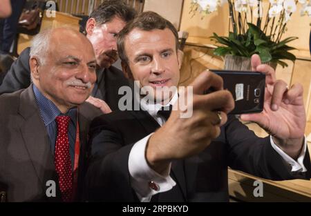 (190611) -- GENF, 11. Juni 2019 (Xinhua) -- der französische Präsident Emmanuel Macron (R) nimmt ein Selfie mit einem Delegierten während der 108. Sitzung der Internationalen Arbeitskonferenz in Genf, Schweiz, am 11. Juni 2019. Die Internationale Arbeitsorganisation (IAO) veranstaltet vom 10. Bis 21. Juni die jährliche Internationale Arbeitskonferenz (ILC), die den 100. Jahrestag der Organisation in Genf feiert. (Xinhua/Xu Jinquan) SCHWEIZ-GENF-INTERNATIONALE ARBEITSKONFERENZ PUBLICATIONxNOTxINxCHN Stockfoto