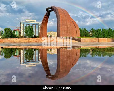 (190612) -- PEKING, 12. Juni 2019 (Xinhua) -- Foto mit Mobiltelefon zeigt einen Regenbogen über dem Siegesplatz in Bischkek, Hauptstadt Kirgisistans, 11. Juni 2019. (Xinhua/Fei Maohua) XINHUA FOTOS DES TAGES PUBLICATIONxNOTxINxCHN Stockfoto