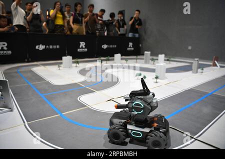 (190612) -- PEKING, 12. Juni 2019 (Xinhua) -- Foto aufgenommen am 12. Juni 2019 zeigt einen pädagogischen Roboter des chinesischen Drohnenherstellers DJI auf einer Veranstaltung in Peking, der Hauptstadt Chinas. DJI startete seinen ersten Roboter RoboMaster S1 im Bildungsbereich auf einer Veranstaltung am Mittwoch. Der Roboter unterstützt 2 Programmiersprachen und verfügt über eine Konfiguration von 31 Sensoren und 46 programmierbaren Komponenten. (Xinhua/Wang Qingqin) CHINA-BEIJING-DJI-EDUCATIONAL ROBOT-EVENT(CN) PUBLICATIONxNOTxINxCHN Stockfoto
