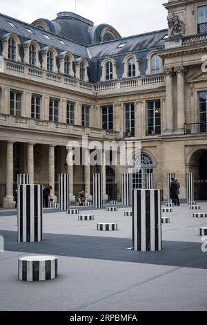 Schwarz-weiße Kolumnen schmücken das Palais Royale in Paris, Frankreich Stockfoto