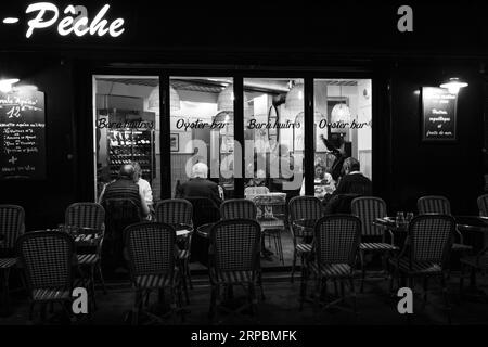 Paris, Frankreich - 22. April 2023:Klassische Pariser Austernbar bei Nacht Stockfoto