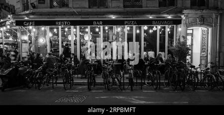 Paris, Frankreich - 22. April 2023:Klassisches Pariser Café Nachtleben Stockfoto