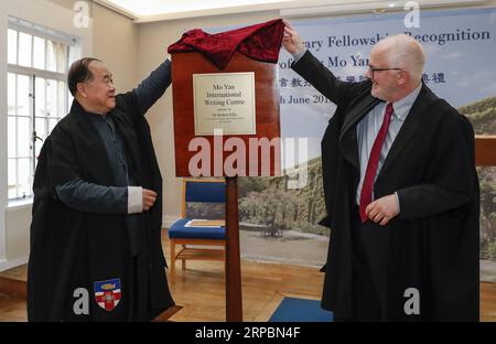 (190612) -- OXFORD (GROSSBRITANNIEN), 12. Juni 2019 (Xinhua) -- der chinesische Schriftsteller und Nobelpreisträger Mo Yan (L) und der Direktor des Regent s Park College Robert Ellis enthüllen das Mo Yan International Writing Center während der Ehrendoktoranerkennungszeremonie an der University of Oxford, Großbritannien, am 12. Juni 2019. Mo Yan wurde am Mittwoch vom Regent s Park College der Universität Oxford mit dem Ehrenstipendium für seinen Beitrag zur chinesischen Literatur und zur Weltliteratur ausgezeichnet. Der Rektor Robert Ellis überreichte das Kleid und Stahl es Mo bei der Zeremonie. Sie enthüllten zusammen eine neue internationale Stockfoto