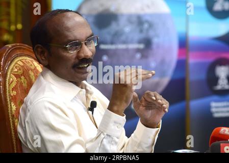 (190613) -- BANGALORE, 13. Juni 2019 -- Vorsitzender der Indian Space Research Organisation (ISRO) K. Sivan spricht auf einer Pressekonferenz über Indiens zweite Mission zum Mond Chandrayaan-2 in Bangalore, Indien, 12. Juni 2019. Indiens zweite Mission zum Mond Chandrayaan-2 werde am 15. Juli gestartet, sagte der Vorsitzende der Indian Space Research Organisation (ISRO), K Sivan Wednesday. Die Landung auf dem Mond würde am 6. Oder 7. September in der Nähe des Südpols stattfinden, sagte Sivan. Das Raumfahrzeug mit einer Masse von 3,8 Tonnen verfügt über drei Module – Orbiter, Lander und Rover. Der Orbiter hatte acht Nutzlasten, Lander drei und Rover zwei Stockfoto