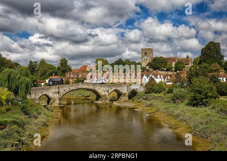 Aylesford am Fluss Medway mit mittelalterlicher Bogenbrücke und Dorfkirche Stockfoto