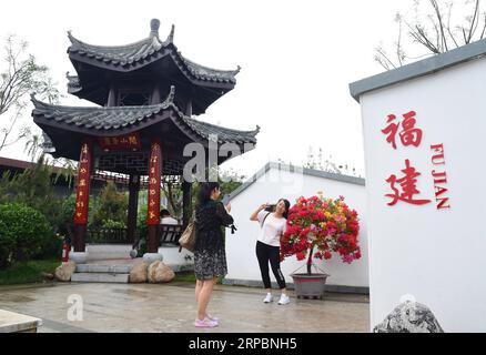 (190613) -- PEKING, 13. Juni 2019 (Xinhua) -- Touristen besuchen den Fujian-Garten während der Pekinger Internationalen Gartenausstellung im Bezirk Yanqing, Peking, Hauptstadt von China, 13. Juni 2019. An der Südostküste Chinas gelegen, liegt die Provinz Fujian zwischen Bergen und dem Meer. In dem Bewusstsein, dass luzide Gewässer und üppige Berge unschätzbare Werte sind, hat Fujian in den letzten Jahren große Erfolge in Bezug auf die ökologische Entwicklung erzielt. Die Provinz ist seit 40 Jahren Chinas Nummer 1 mit einer Waldbedeckungsrate von 67 Prozent. Außer hoher Wasserqualität Stockfoto