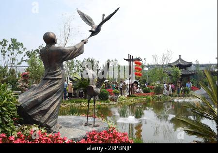 (190613) -- PEKING, 13. Juni 2019 (Xinhua) -- Touristen besuchen den Fujian-Garten während der Pekinger Internationalen Gartenausstellung im Bezirk Yanqing, Peking, Hauptstadt von China, 13. Juni 2019. An der Südostküste Chinas gelegen, liegt die Provinz Fujian zwischen Bergen und dem Meer. In dem Bewusstsein, dass luzide Gewässer und üppige Berge unschätzbare Werte sind, hat Fujian in den letzten Jahren große Erfolge in Bezug auf die ökologische Entwicklung erzielt. Die Provinz ist seit 40 Jahren Chinas Nummer 1 mit einer Waldbedeckungsrate von 67 Prozent. Außer hoher Wasserqualität Stockfoto