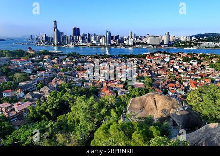 (190613) -- PEKING, 13. Juni 2019 (Xinhua) -- Luftaufnahme aufgenommen am 31. August 2017 zeigt Gebäude auf der Insel Gulangyu, südöstliche Provinz Fujian. An der Südostküste Chinas gelegen, liegt die Provinz Fujian zwischen Bergen und dem Meer. In dem Bewusstsein, dass luzide Gewässer und üppige Berge unschätzbare Werte sind, hat Fujian in den letzten Jahren große Erfolge in Bezug auf die ökologische Entwicklung erzielt. Die Provinz ist seit 40 Jahren Chinas Nummer 1 mit einer Waldbedeckungsrate von 67 Prozent. Neben der hohen Wasserqualität genießen die Anwohner auch gute Luftqualität Stockfoto