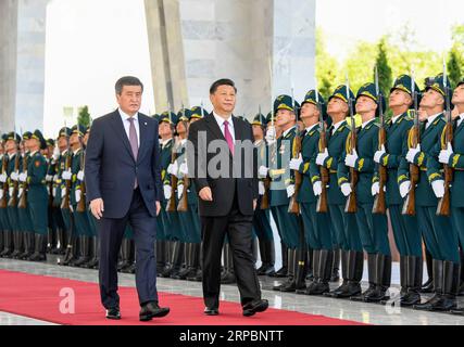 (190613) -- BISCHKEK, 13. Juni 2019 (Xinhua) -- der chinesische Präsident Xi Jinping und sein kirgisischer Amtskollege Sooronbay Jeenbekov inspizieren die Ehrenwache während einer Begrüßungszeremonie, die Jeenbekov am 13. Juni 2019 in Bischkek, Kirgisistan, hielt. XI und Jeenbekov haben hier am Donnerstag Gespräche geführt, in denen sie vereinbart haben, ihre Länder durch umfassende strategische Partnerschaft auf ein neues Niveau zu bringen. (Xinhua/Gao Jie) KIRGISISTAN-BISCHKEK-CHINA-PRESIDENTS-TALKS PUBLICATIONxNOTxINxCHN Stockfoto