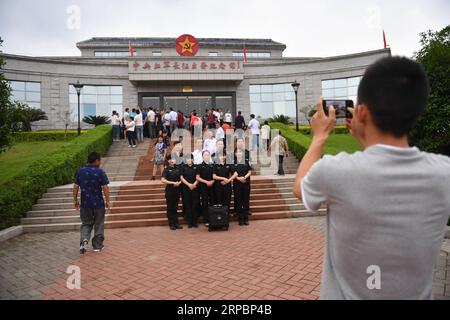 (190613) -- YUDU, 11. Juni 2019 (Xinhua) -- Besucher werden vor einer Gedenkhalle gesehen, die den Abgang des langen Marsches der zentralen Roten Armee im Yudu County, der ostchinesischen Provinz Jiangxi, am 20. Mai 2019 markiert. Yudu ist der Ausgangspunkt des langen Marsches, ein militärisches Manöver der chinesischen Arbeiter- und BauernRoten Armee von 1934 bis 1936. China hat eine Aktivität gestartet, die Journalisten dazu bringen wird, den Weg des langen Marsches zurückzuverfolgen. Die Aktivität zielt darauf ab, den revolutionären Märtyrern Tribut zu zollen und die Traditionen der Revolution weiterzugeben, während das Land die 7 feiert Stockfoto