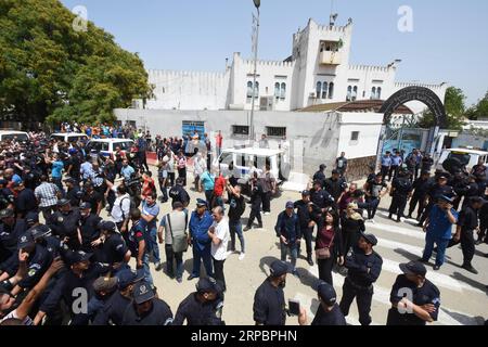 (190613) -- ALGIER, 13. Juni 2019 () -- Algerier versammeln sich am 13. Juni 2019 vor dem Gefängnis El Harrach in Algier, Algerien. Der algerische Oberste Gerichtshof hat am Donnerstag den ehemaligen Premierminister Abdelmalek Sellal wegen Korruptionsvorwürfen in Gewahrsam genommen, berichtete die staatliche ENTV. () ALGERIEN-ALGIER-EHEMALIGE PM-VERDÄCHTIGE KORRUPTION XINHUA PUBLICATIONXNOTXINXCHN Stockfoto