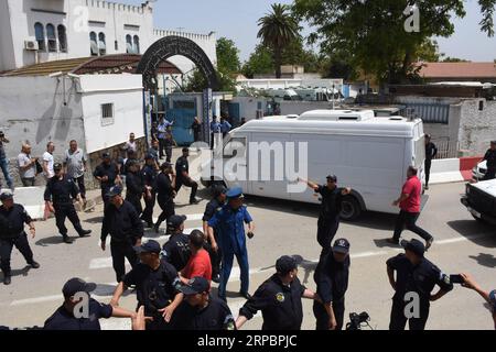 News Bilder des Tages (190613) -- ALGIER, 13. Juni 2019 () -- Ein Transporter mit dem ehemaligen algerischen Premierminister Abdelmalek Sellal kommt am 13. Juni 2019 im Gefängnis El Harrach in Algier an. Der algerische Oberste Gerichtshof hat am Donnerstag den ehemaligen Premierminister Abdelmalek Sellal wegen Korruptionsvorwürfen in Gewahrsam genommen, berichtete die staatliche ENTV. () ALGERIEN-ALGIER-EHEMALIGE PM-VERDÄCHTIGE KORRUPTION XINHUA PUBLICATIONXNOTXINXCHN Stockfoto