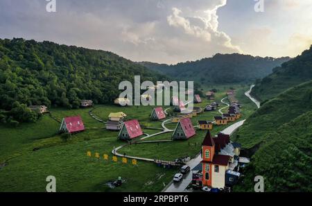 (190614) -- PEKING, 14. Juni 2019 (Xinhua) -- Luftaufnahme vom 12. Juni 2019 zeigt ein RV-Camp-Hotel auf Guanshan Grasland im Longxian County in Baoji, Provinz Shaanxi im Nordwesten Chinas. (Xinhua/Tao Ming) XINHUA FOTOS DES TAGES PUBLICATIONxNOTxINxCHN Stockfoto