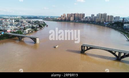 Nachrichten Themen der Woche KW24 China, Einsturz einer Brücke in Heyuan 190614 -- HEYUAN, 14. Juni 2019 Xinhua -- Luftaufnahme aufgenommen am 14. Juni 2019 zeigt die eingestürzte Dongjiang-Brücke in Heyuan, südchinesische Provinz Guangdong. Zwei Menschen werden als vermisst gemeldet und einer wurde gerettet, nachdem zwei Fahrzeuge in einen Fluss stürzten, als ein Teil der Dongjiang-Brücke am frühen Freitag in der südchinesischen Provinz Guangdong zusammenbrach. Xinhua/Wang Ruiping CHINA-GUANGDONG-HEYUAN-BRIDGE-COLLAPSE CN PUBLICATIONxNOTxINxCHN Stockfoto