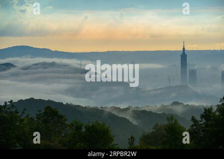 Twilight Transformation: Städtische Landschaft umgeben von Regenwolken. Blick auf die Stadtlandschaft vom Dajianshan Mountain, New Taipei City, Taiwan Stockfoto